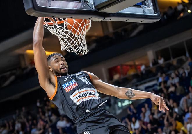 包含从国际米兰造点机会备战德甲到今晨辽宁本钢备战NBA常规赛，转会期浙江稠州调整名单以备西甲的词条